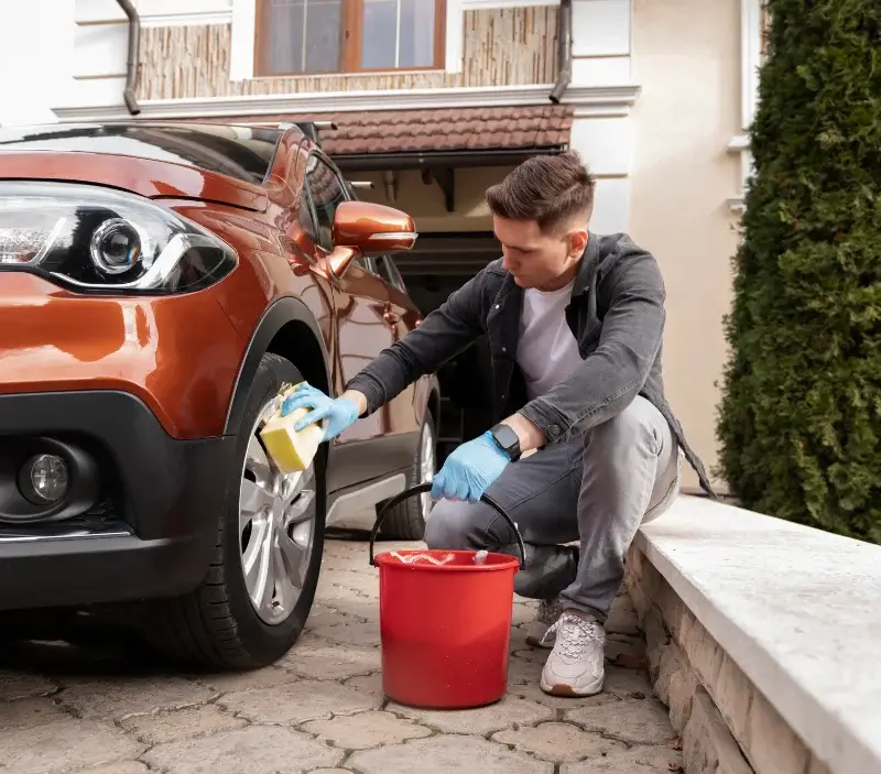 Lavage auto à domicile Luttenbach-près-Munster : professionnel intervenant sur un véhicule